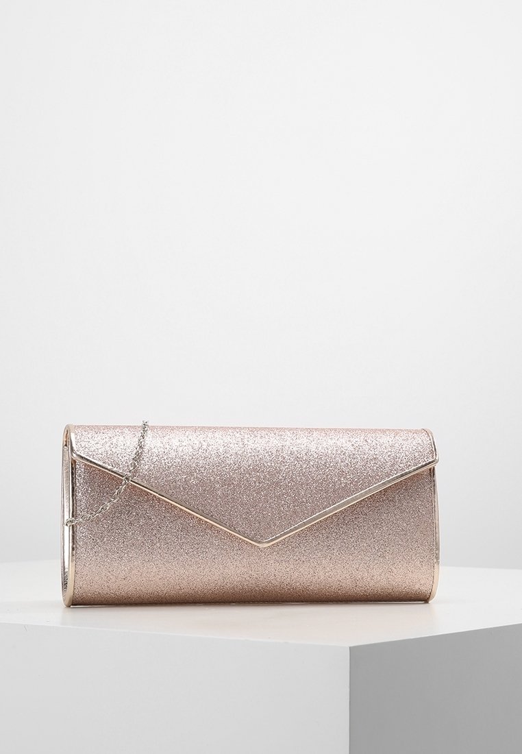 Pochette en or rose métallique avec une texture scintillante, une fermeture à rabat triangulaire et une bandoulière en chaîne argentée. Bords lisses avec une forme cylindrique élégante.