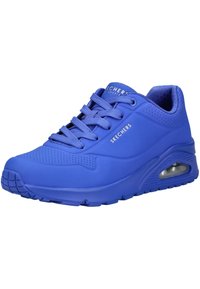 Blå joggesko med en glatt syntetisk overdel, mesh-detaljer, avrundet tå, snøring og en synlig luftdemping i sålen.