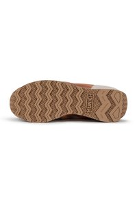 Calzado marrón con suela de goma que presenta un patrón de relieve en zigzag. La parte superior combina materiales lisos y texturizados en tonos beige y marrón.