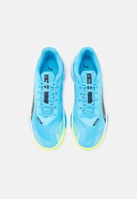 Puma SOLARSTRIKE III - Hádzanárska obuv - luminous blue/club navy/fizzy apple