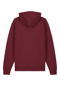Sweat-shirt à capuche bourgogne avec des manches longues, fabriqué en tissu doux ; présente un design simple et des poignets et un ourlet côtelés.