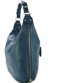 Grote blauwe leren schoudertas met een gestructureerde afwerking, zilveren rits en verstelbare schouderband, met afgeronde hoeken en een zijvak.