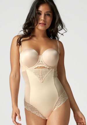 Naakte body shaper met kanten accenten, met gevormde cups en verstelbare straps. Soepele textuur met een aansluitend ontwerp voor ondersteuning.