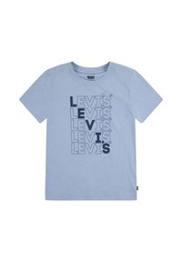 Camiseta de algodón de color azul claro con el logo de "LEVI'S" en azul oscuro repetido en diferentes tamaños. Diseño de mangas cortas y cuello redondo.