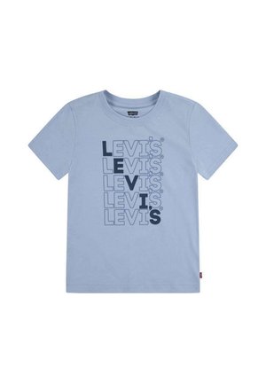 Camiseta de algodón de color azul claro con el logo de "LEVI'S" en azul oscuro repetido en diferentes tamaños. Diseño de mangas cortas y cuello redondo.