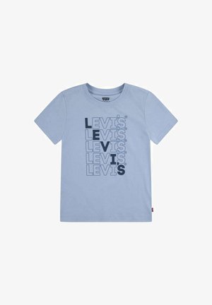 Camiseta de algodón de color azul claro con el logo de "LEVI'S" en azul oscuro repetido en diferentes tamaños. Diseño de mangas cortas y cuello redondo.