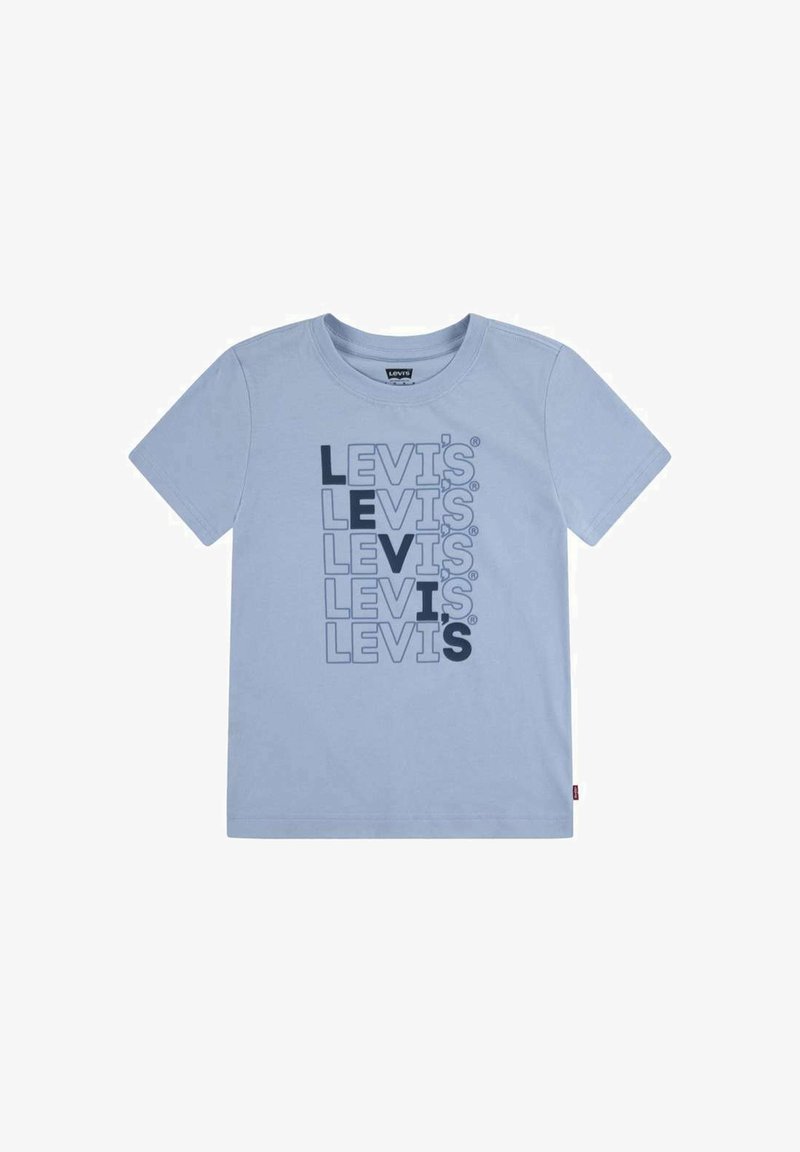 Camiseta de algodón de color azul claro con el logo de "LEVI'S" en azul oscuro repetido en diferentes tamaños. Diseño de mangas cortas y cuello redondo.