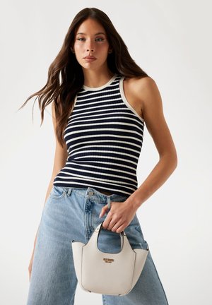 Débardeur rayé côtelé en marine et crème, associé à un jean taille haute bleu clair et un petit sac à main en cuir grainé blanc.