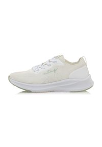Zapatilla deportiva blanca con parte superior de malla, acentos texturizados, diseño de cordones y una suela de goma verde. Cuenta con una mediasuela acolchada para mayor confort.