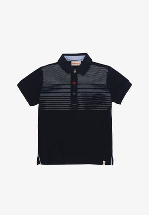 Donkerblauw poloshirt met wit gestippeld patroon op de bovenborst, drie knopen in beige, rood en navy, en korte mouwen.