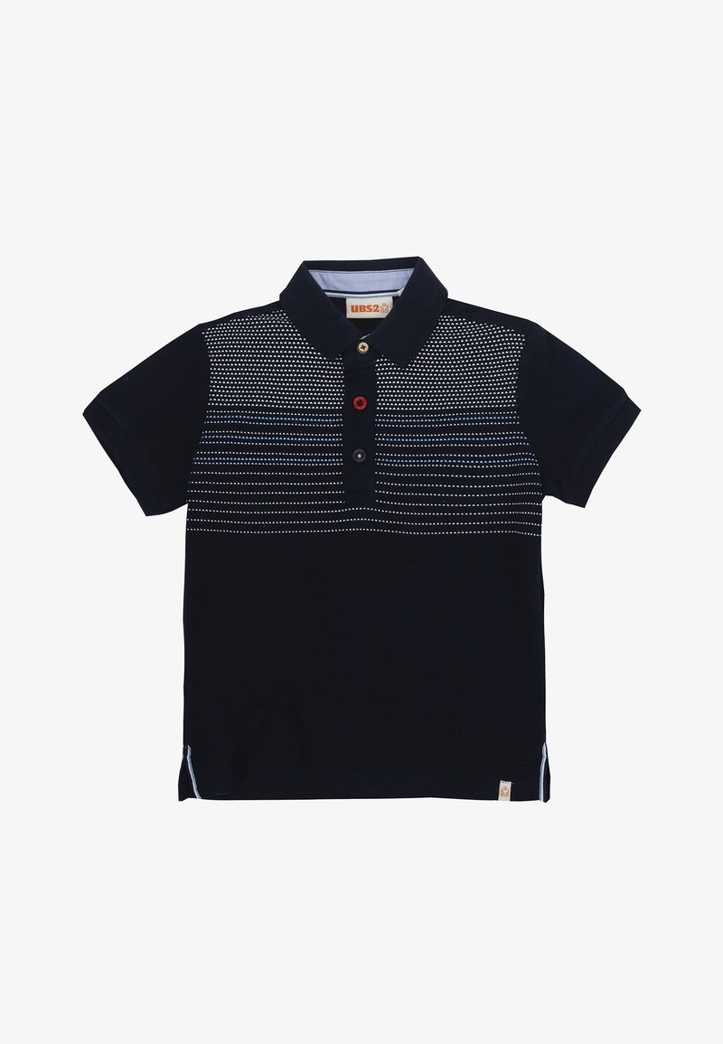 Polo bleu marine avec un motif à pois blancs sur la partie supérieure de la poitrine, trois boutons beige, rouge et bleu marine, et manches courtes.