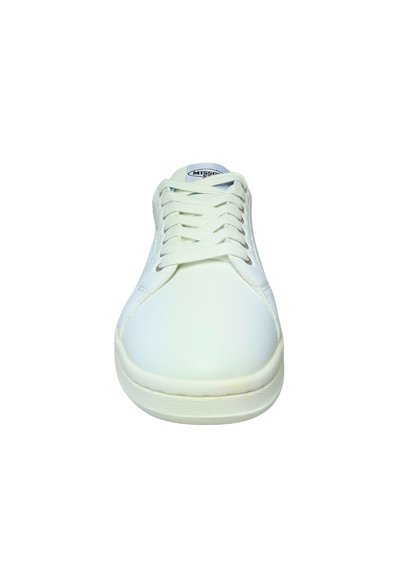 Weißer Sneaker mit glattem Lederobermaterial, rundem Zehenbereich, traditioneller Schnürung, Gummisohle und minimalistischem Design. Markenlabel auf der Zunge.