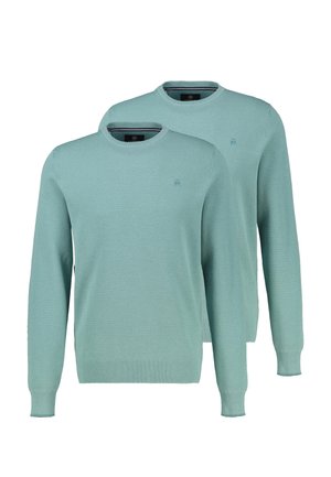 Dwa identyczne, jasnoturkusowe swetry z dzianiny, o okrągłym dekolcie i długich rękawach, z prążkowanymi mankietami i subtelnym, teksturowanym wzorem, przedstawione na białym tle.