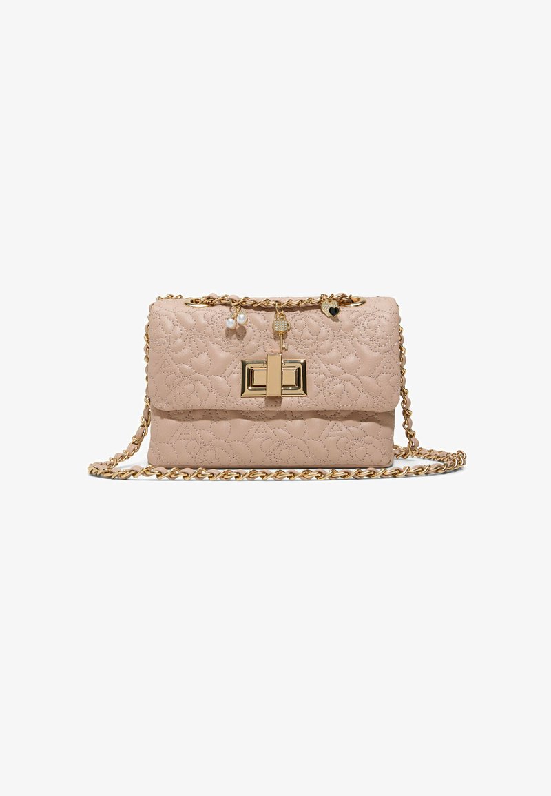 Tikkauksin viimeistelty vaaleanpunainen nahkalaukku, jossa on kullanvärinen ketjuhihna, suorakaiteen muotoinen lukko, koristeelliset riipukset ja kohokuvioidut kukkakuviot.