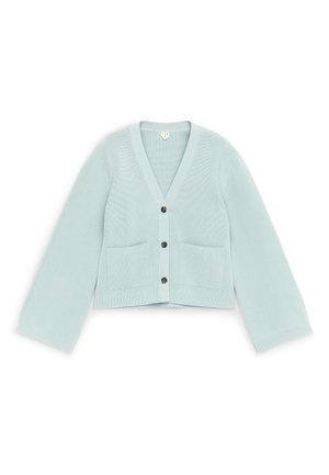 Cárdigan de punto azul claro con cuello en V, tres botones negros, mangas largas y dos bolsillos delanteros de parche.