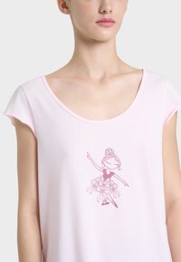 T-shirt in cotone rosa chiaro con scollo rotondo, caratterizzato da una stampa di una ballerina in un vestito decorato con fiori e una tiara.