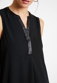 KIOMI Vardagsklänning - black