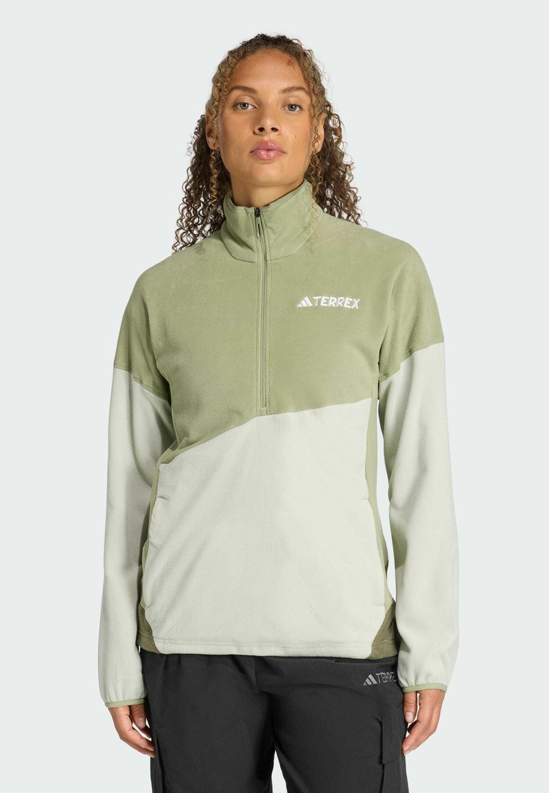 Lichtgroene fleece pullover met een kwart-rits, voorzien van een kleurblokontwerp in een lichtere tint en een wit logo op de borst.