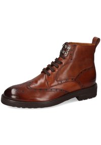 Stivaletti alla caviglia in pelle marrone con dettagli brogue, punta rotonda, chiusura frontale con lacci e occhielli metallici. Finitura texturizzata e suola a contrasto.