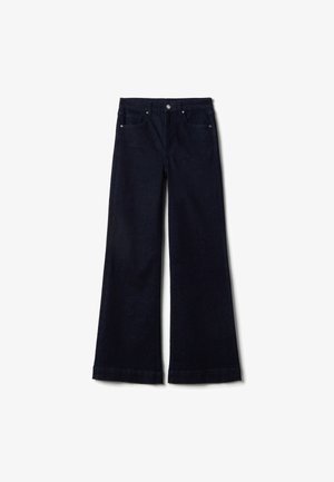 Vaqueros de pierna ancha azul marino oscuro con bolsillos delanteros, cierre de botón, trabillas para cinturón y costuras visibles sobre un fondo blanco.