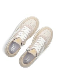 Beige Sneaker mit durchbrochenen Details und weißen Schnürsenkeln. Aus weichem Wildleder und Leder, mit einem seitlichen Reißverschluss für ein einfaches Anziehen.