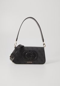 Schwarze Handtasche aus Kunstleder mit strukturiertem Design, ausgestattet mit einem auffälligen embossed "G"-Logo, verstellbarem Trageriemen und goldfarbenen Akzenten.