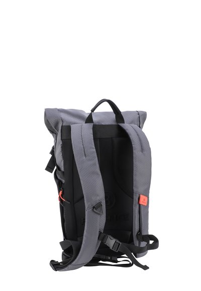 Sac à dos à rabat gris avec texture hexagonale, bretelles réglables, base noire, logo sur le devant et accent de fermeture éclair orange. Design en matériau durable.