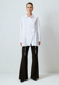 Touché Privé ASYMMETRICAL CUT WAIST - Chemisier - white
