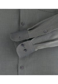 Grau kariertes Hemd mit Button-Down-Kragen, abgerundeten Manschetten und dunklen Knöpfen. Der Stoff zeigt ein dezentes strukturiertes Muster.