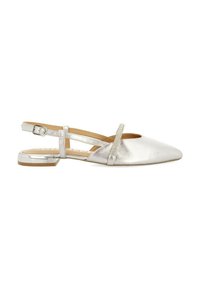 Zapato plano slingback de metal plateado con punta afilada, tira en el tobillo y acentos texturizados. Tacón bajo y diseño simple y elegante.