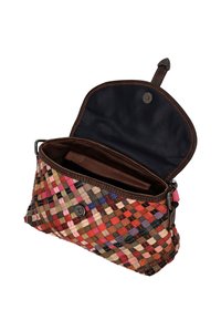 Színes bőrből készült szövött táska, barna bélésű bőrrel, patentos záródással és belső zsebbel a szervezett tároláshoz.