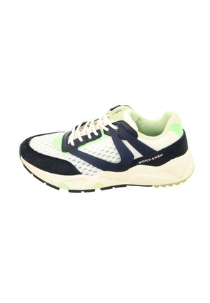 Sneaker mit einem Obermaterial aus weißem Mesh, marineblauen Wildlederelementen und grünen Akzenten. Hellfarbige Sohle mit strukturiertem Grip. Schnürdesign für einen sicheren Sitz.