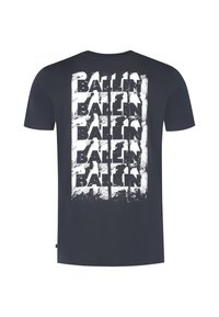 Zwarte T-shirt met een gedurfde, witte herhalende grafische ontwerp van het woord "BALLIN" in verschillende maten op de achterkant. Katoenen materiaal, korte mouwen.