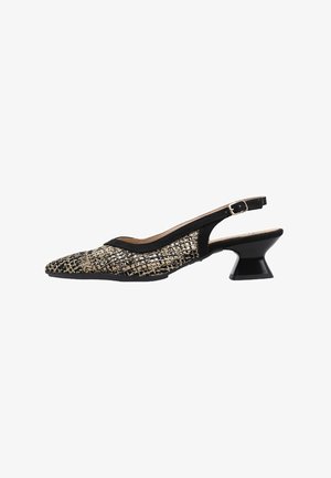 Zapato slingback de punta puntiaguda con parte superior de tejido beige y negro, ribete negro y un tacón negro corto y acampanado.