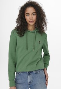 Sudadera verde hecha de tela suave, con capucha ajustable, puños acanalados y un pequeño logo bordado en el pecho.