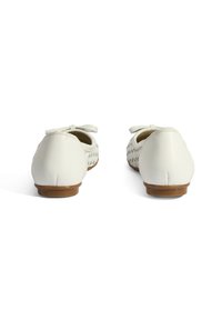 Witte leren balletschoenen met een geweven ontwerp, een klein strikaccent aan de achterkant en een bruine rubbere zool. Soepele textuur met een ronde vorm.