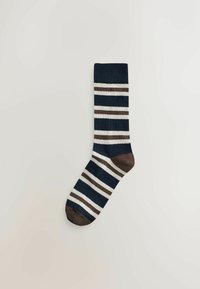 Marine gestreifte Socke mit abwechselnden creme- und braunen Streifen, einem einfarbigen braunen Fersen- und Zehenbereich, aus einem glatten Stoff gefertigt.