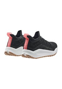 Sneakers neri con tomaia testurizzata e linguetta rosa sul tallone. Presentano una suola intermedia bianca e una suola in gomma marrone con pattern di trazione.