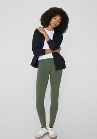 Tezenis BASIC - Legging (type pantalon) - grün w military green