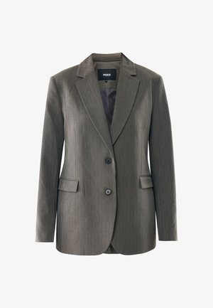 Blazer gris con rayas finas, hecho de una tela suave. Presenta dos botones en la parte frontal, solapas muescas y dos bolsillos. Forro interior visible.