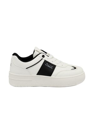 Witte sneaker met zwarte accenten, met een gladde synthetische bovenkant, ronde neus, vetersluiting aan de voorkant en een getextureerde rubberen zool met groeven.