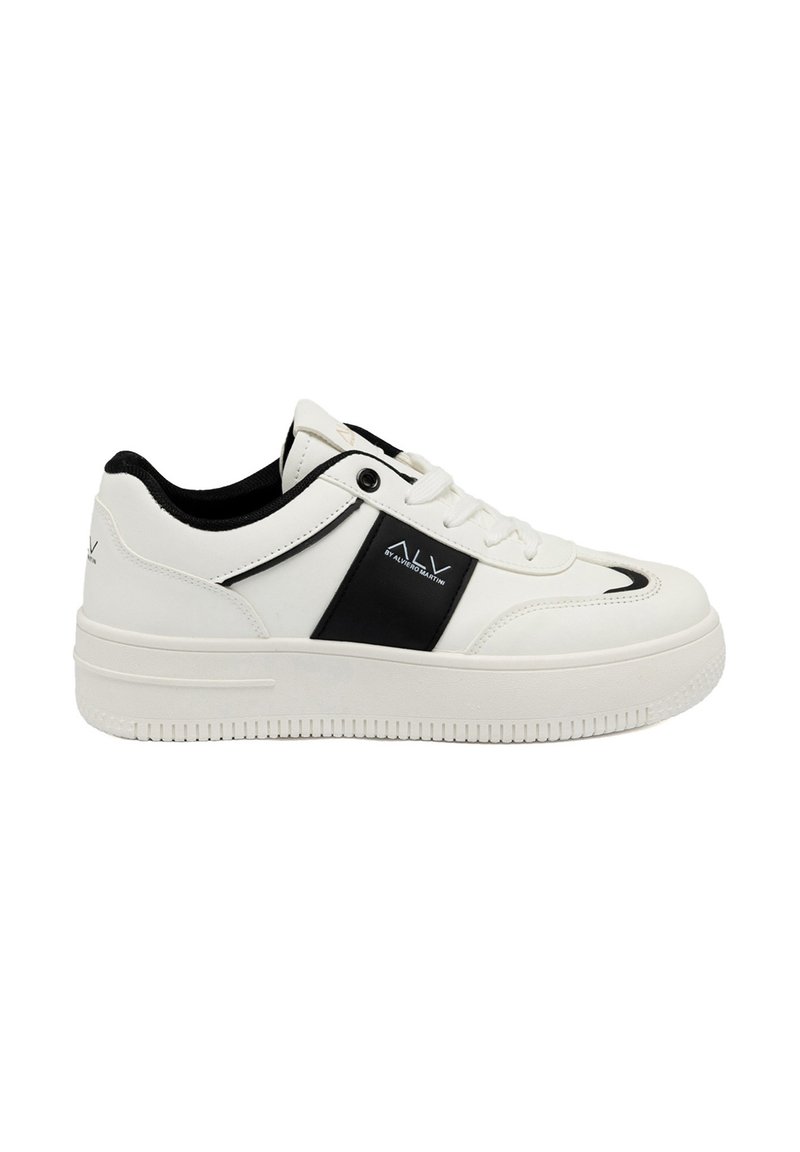 Sneaker bianco con accenti neri, caratterizzato da una parte superiore in materiale sintetico liscio, punta rotonda, chiusura con lacci e suola in gomma testurizzata con scanalature.