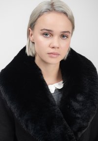 INFLUENCER COLLAR - Abrigo clásico - black