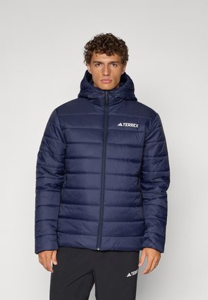 Marineblauwe gewatteerde jas met een rits, capuchon en Terrex-logo. Bevat doorgestikte secties en een gladde textuur, geschikt voor warmte en gebruik buitenshuis.