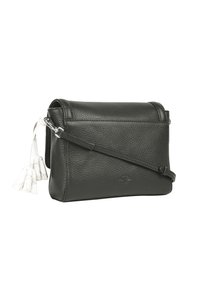 Borsa a tracolla in pelle nera con finitura testurizzata, dotata di un coperchio a pattina, tracolla removibile e nappine decorative bianche.