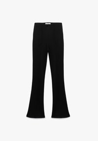 Pantalones de campana negros de tela suave. Presentan una cintura alta y un detalle de costura que corre por el frente.