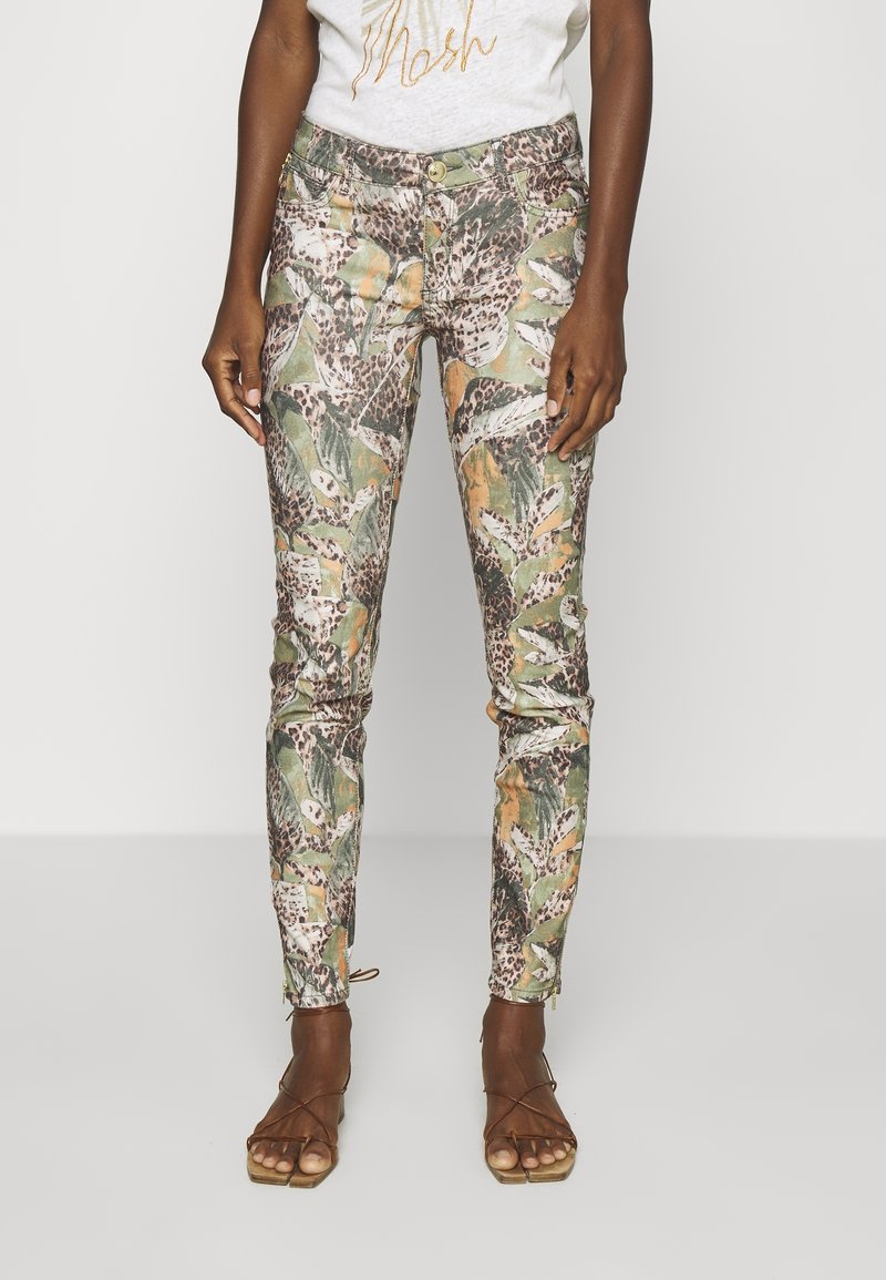 Camo-geprinte skinny broek in groen, bruin en oranje, met een gladde, licht rekbare textuur en een knoopsluiting aan de voorkant.