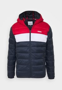 Prošívaná bunda s kapucí, s červeným horním panelem, bílým pruhem a tmavě modrou spodní částí. Přední zapínání na zip a kapsy na zip po stranách.