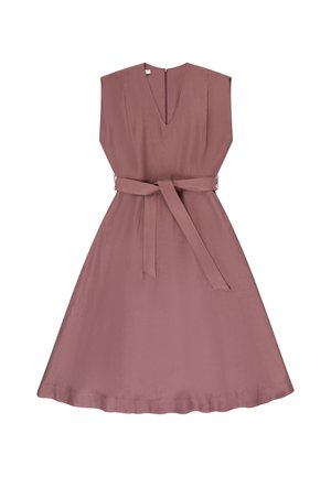 Różowa sukienka bez rękawów w kolorze przydymionym, z dekoltem w serek, dopasowanym paskiem w talii i rozkloszowanym dołem, ułożona na płasko na białym tle.