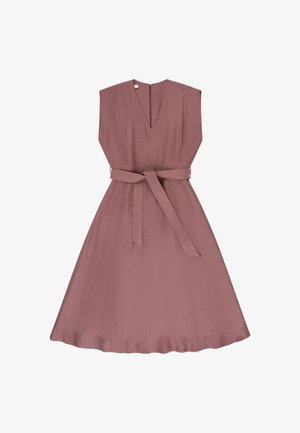 Abito senza maniche colore rosa polvere con scollo a V, cintura aderente in vita e gonna svasata, mostrato disteso su uno sfondo bianco.